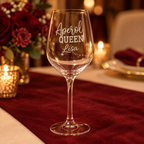 Aperol-QUEEN-Glas auf einem Tisch mit rotem Läufer