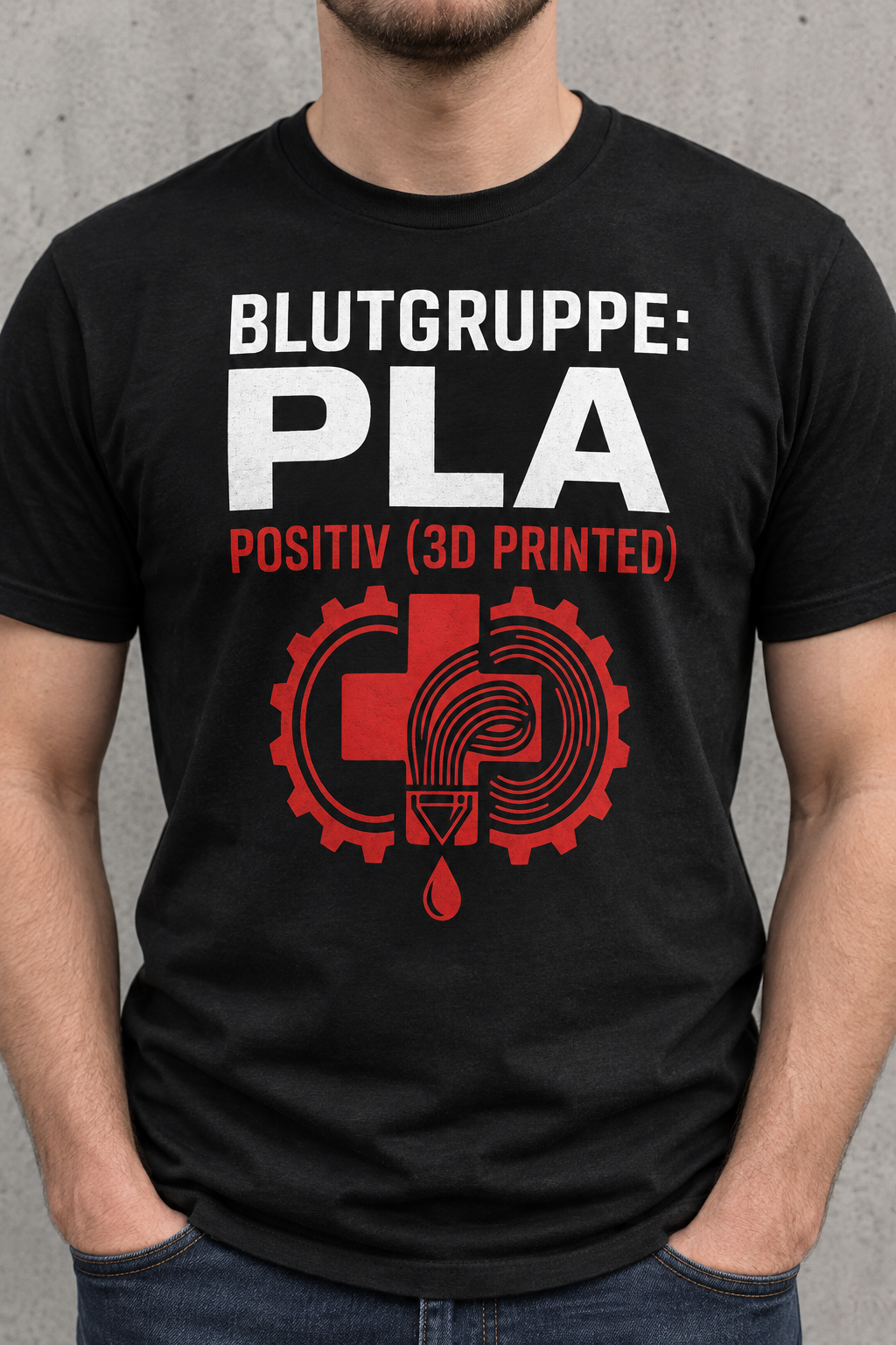 Model trägt schwarzes Shirt mit Blutgruppe PLA positiv