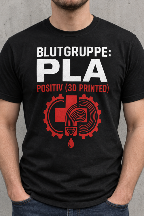 Model trägt schwarzes Shirt mit Blutgruppe PLA positiv
