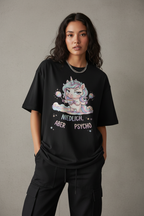 Model trägt schwarzes Shirt mit Einhorn-Motiv