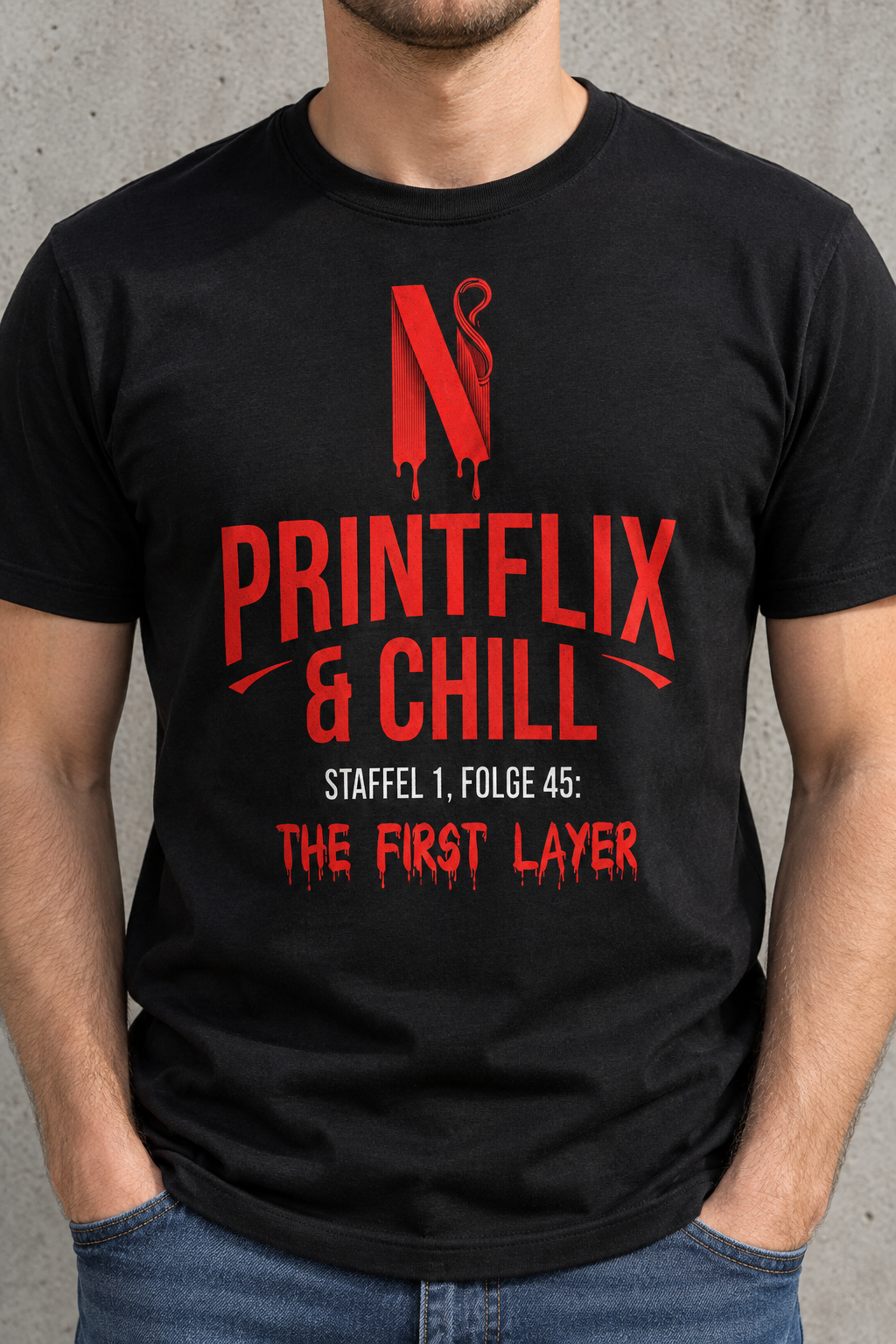 Model trägt schwarzes Printflix & Chill T-Shirt