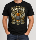 Model trägt Shirt mit Flügel-Design
