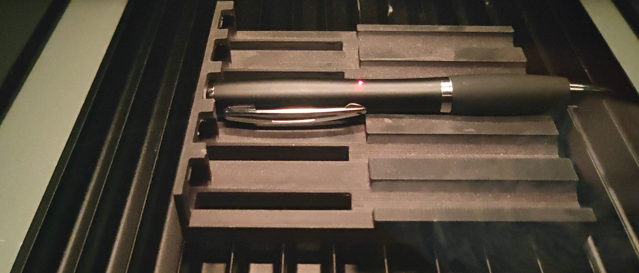 Leuchtender Kugelschreiber mit Gravur – Personalisiert mit LED-Effekt