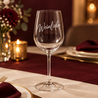 Weinglas mit Weinliebe auf gedecktem Tisch